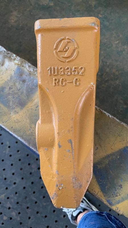 L'acier allié excavateur seau dents de forgeage de coulée IU3352 dents de roche pour chat E320