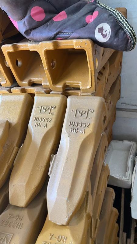 L'acier allié excavateur seau dents de forgeage de coulée IU3352 dents de roche pour chat E320