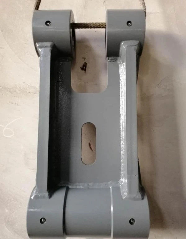 L'excavatrice est équipée d'une connexion de seau de haute qualité et durable
