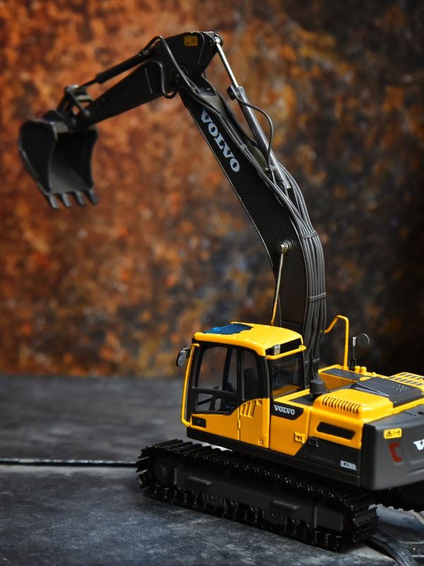 VOLVO Volvo EC220DL modèle d'excavateur en alliage original de simulation de véhicule d'ingénierie ornementation de l'excavateur