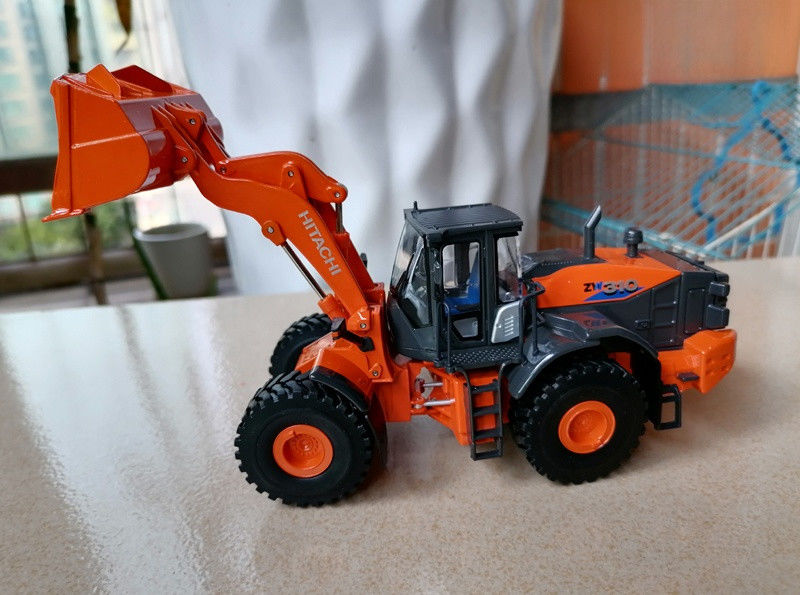 Authentique 1/50 Hitachi ZAXIS250LC-5 ZX200 ZX350LC-6 Modèle de jouet de moulage par excavation