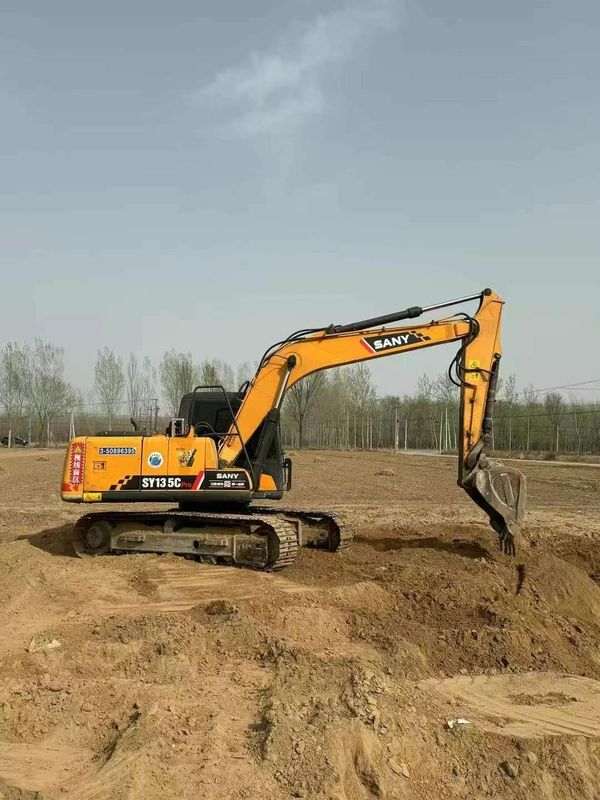 Excavatrice utilisée SANY SY135 de 13,5 tonnes pour la construction