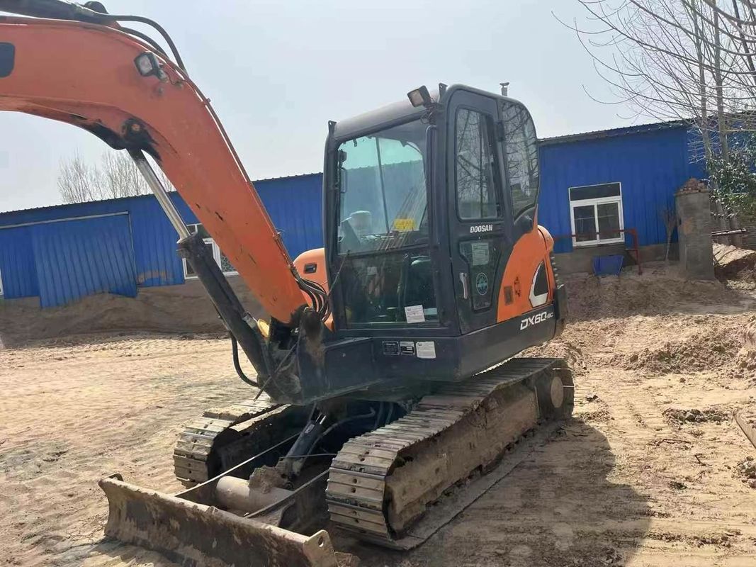 Bien entretenu Utilisé 2020 Doosan DX60-9C 6 Tonnes Excavator Pour les travaux d'utilité paysagère
