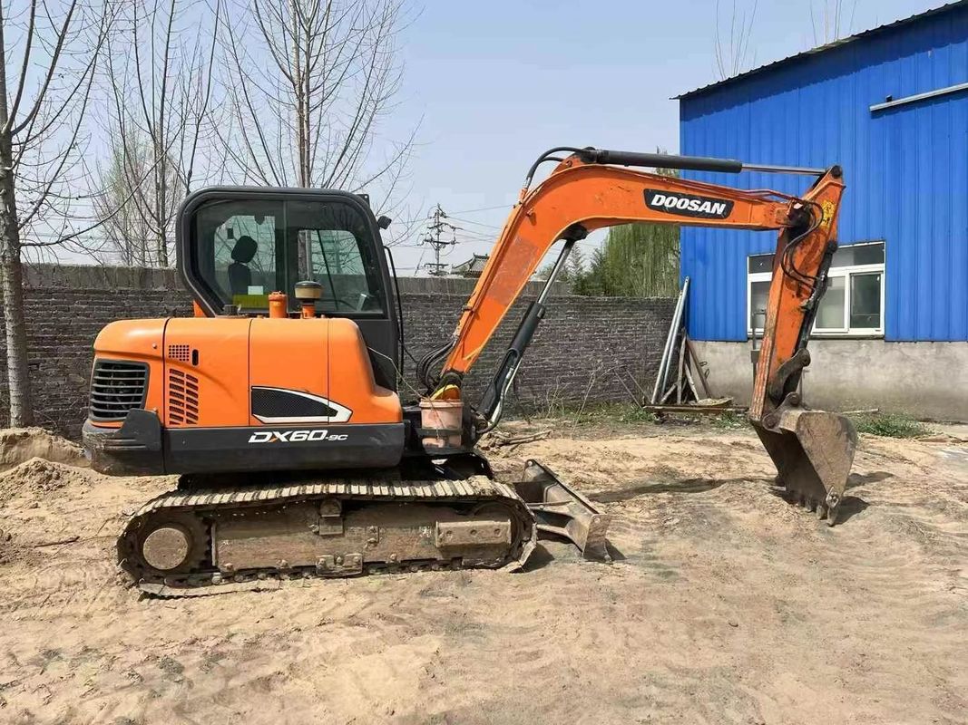 Bien entretenu Utilisé 2020 Doosan DX60-9C 6 Tonnes Excavator Pour les travaux d'utilité paysagère