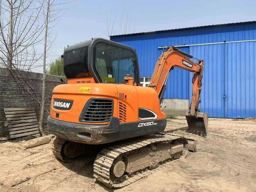 Bien entretenu Utilisé 2020 Doosan DX60-9C 6 Tonnes Excavator Pour les travaux d'utilité paysagère