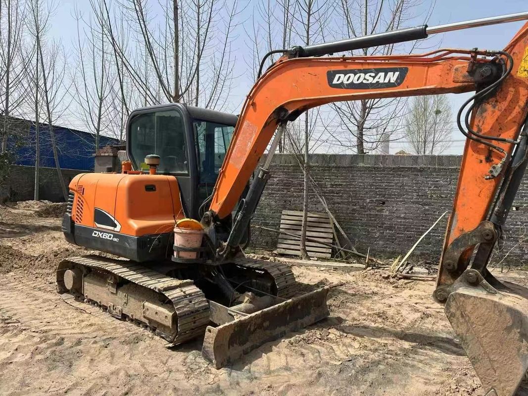 Bien entretenu Utilisé 2020 Doosan DX60-9C 6 Tonnes Excavator Pour les travaux d'utilité paysagère