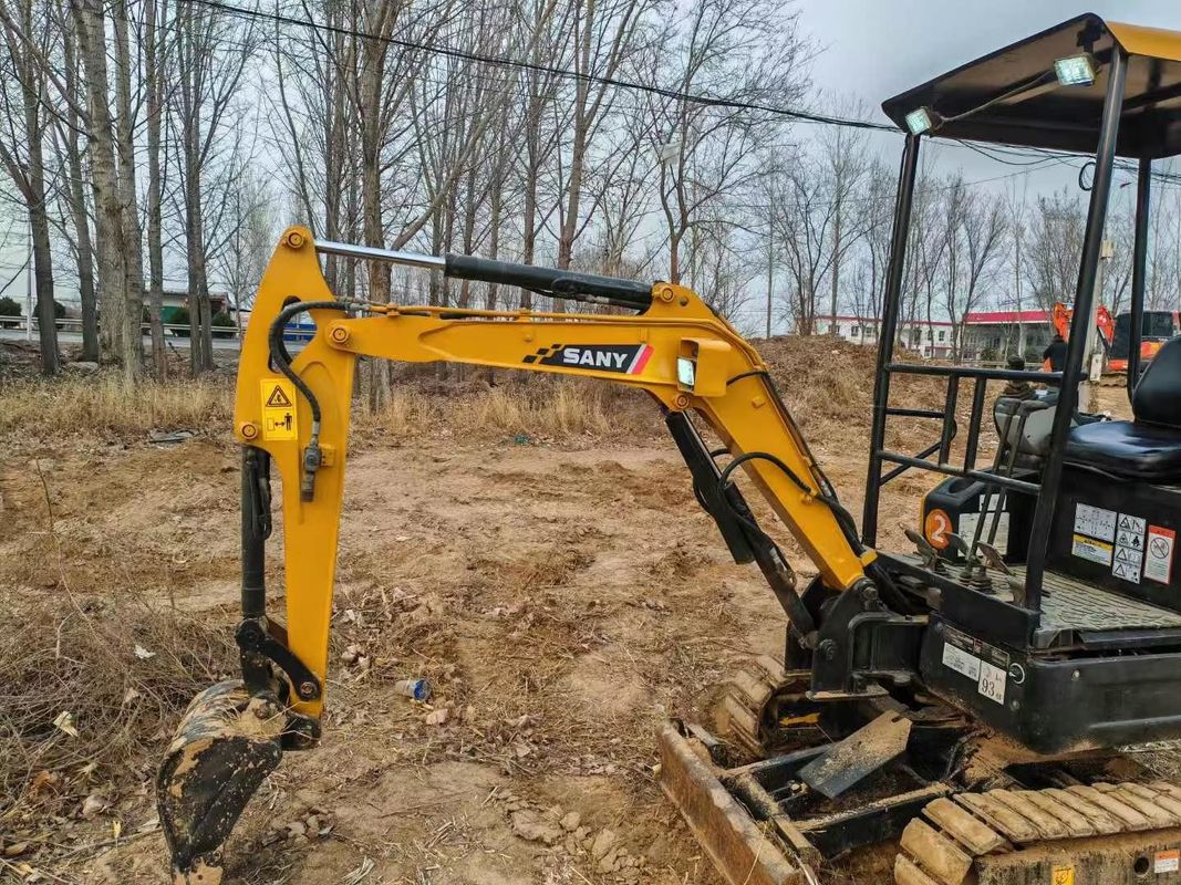 Excavatrice miniature SANY SY16C 1.6T, parfaite pour les travaux de paysage et de services publics.