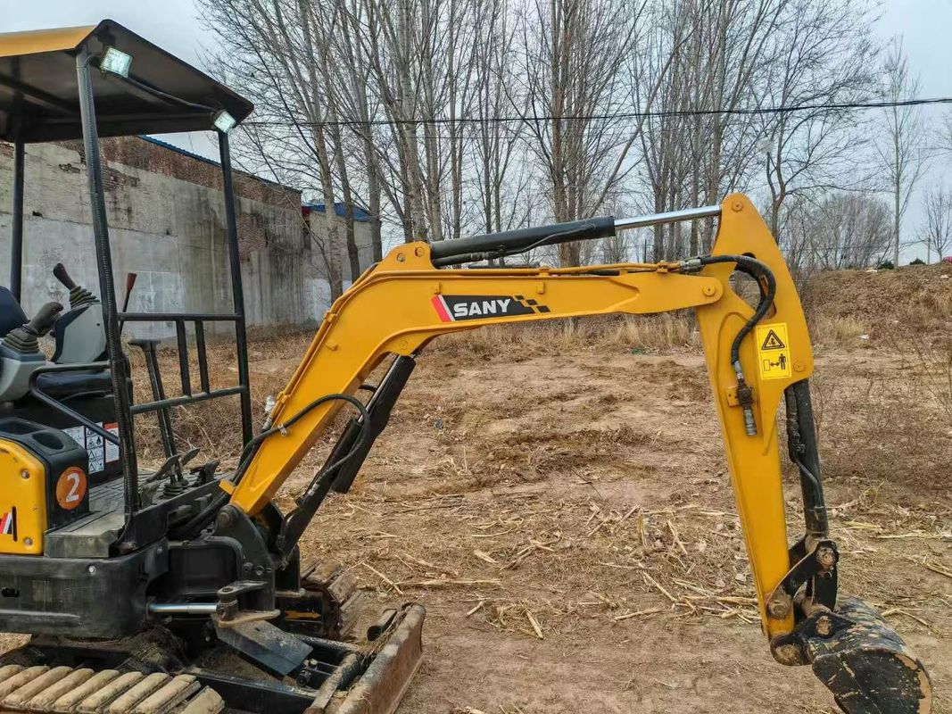 Excavatrice miniature SANY SY16C 1.6T, parfaite pour les travaux de paysage et de services publics.