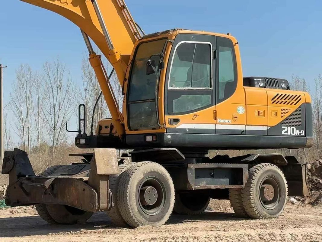 Excavateur à roues Hyundai 210-9 d'occasion de 2014 Dans un état fiable à un prix abordable