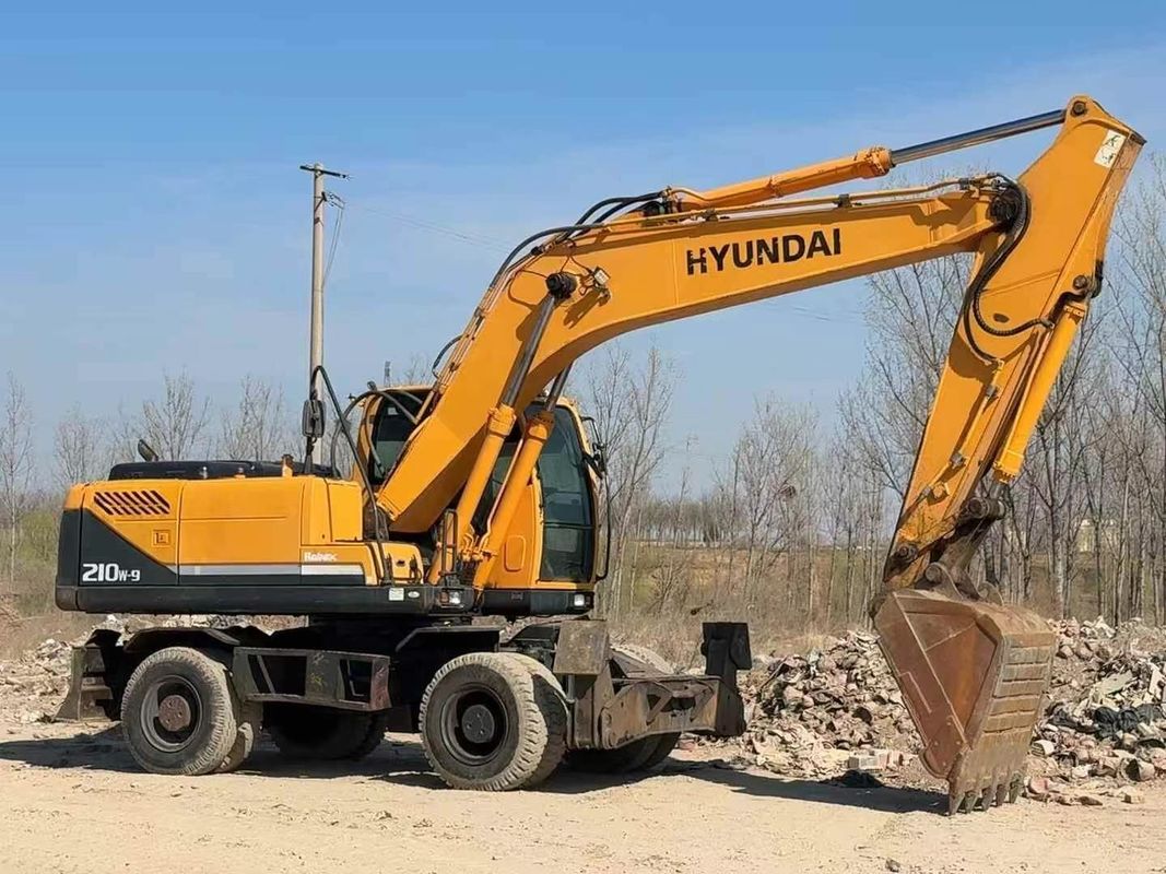 Excavateur à roues Hyundai 210-9 d'occasion de 2014 Dans un état fiable à un prix abordable