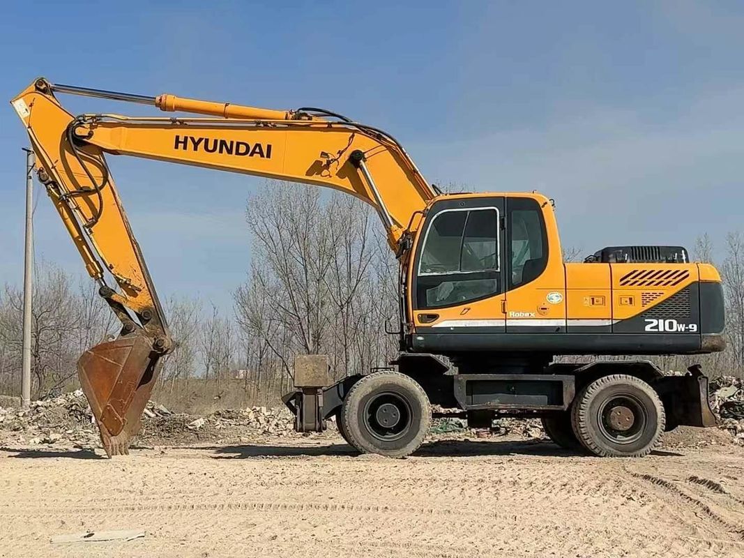 Excavateur à roues Hyundai 210-9 d'occasion de 2014 Dans un état fiable à un prix abordable
