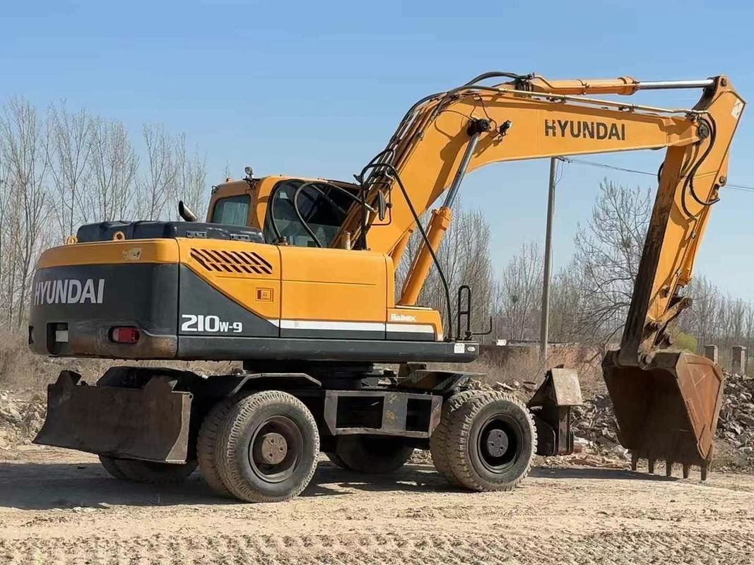 Excavateur à roues Hyundai 210-9 d'occasion de 2014 Dans un état fiable à un prix abordable
