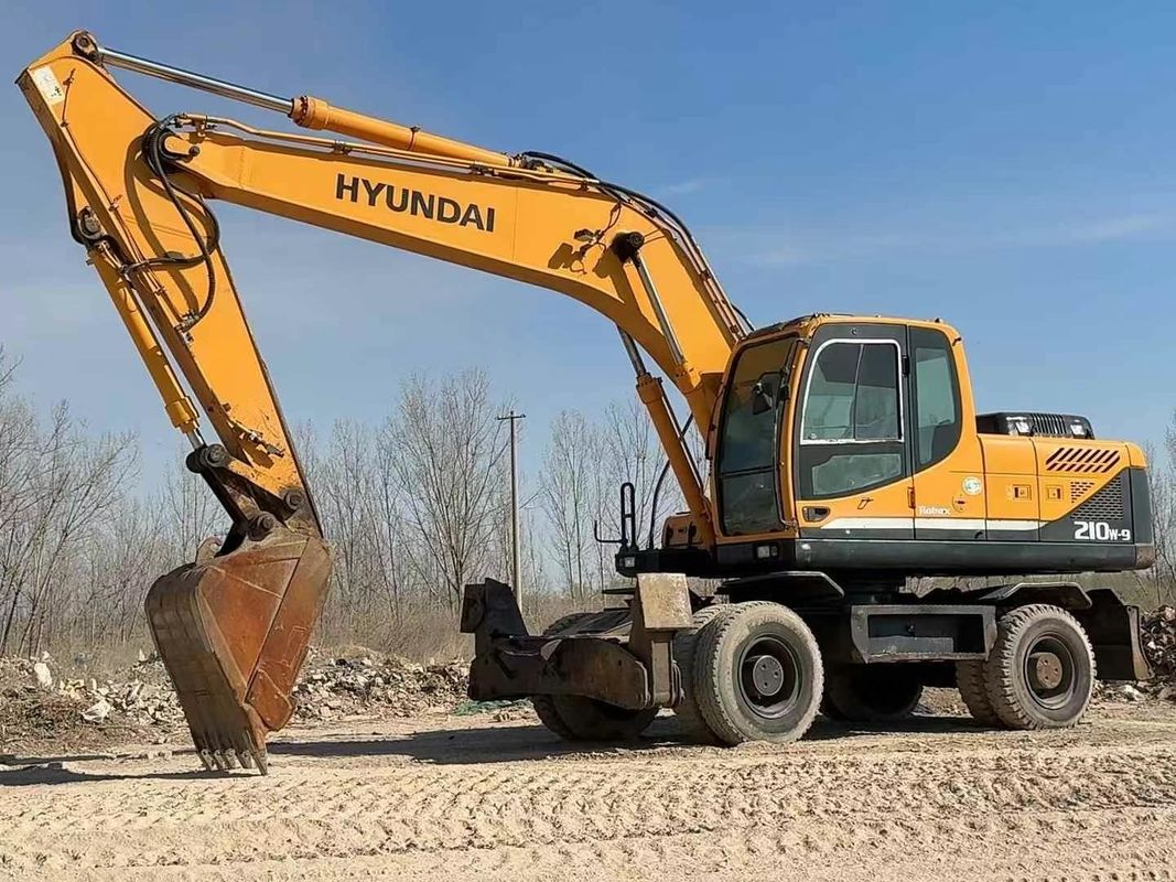 Excavateur à roues Hyundai 210-9 d'occasion de 2014 Dans un état fiable à un prix abordable