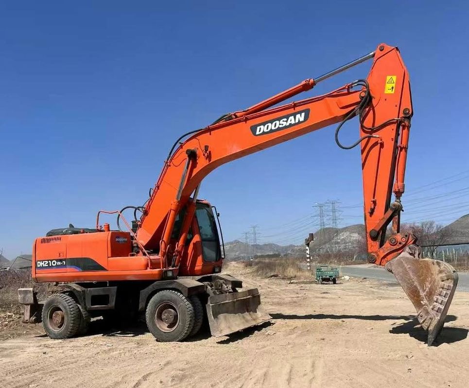 Excavateur à roues Doosan DH210 avec entraînement hydraulique et poids de fonctionnement