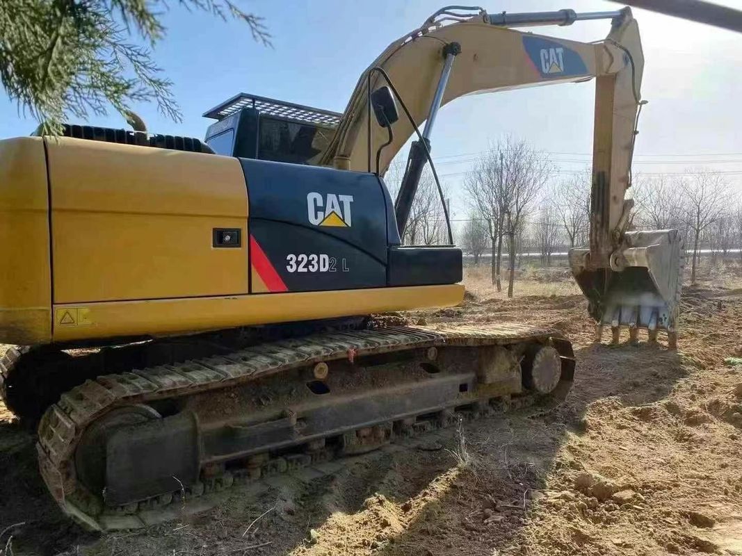 Excavateur  323D d'occasion Excellent état prêt pour les travaux de construction lourds
