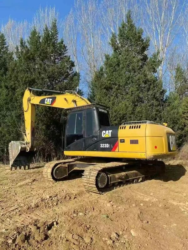 Excavateur  323D d'occasion Excellent état prêt pour les travaux de construction lourds