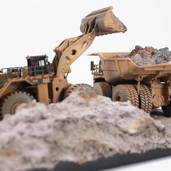 Diecast Masters Ensemble de modèles de scène boueuse de chargeuse sur pneus et de tombereau minier à l'échelle 1/125 85762