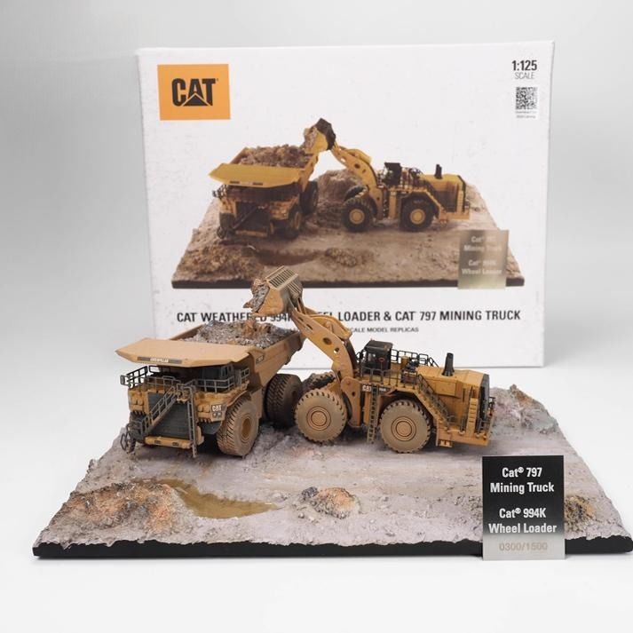 Diecast Masters Ensemble de modèles de scène boueuse de chargeuse sur pneus et de tombereau minier à l'échelle 1/125 85762