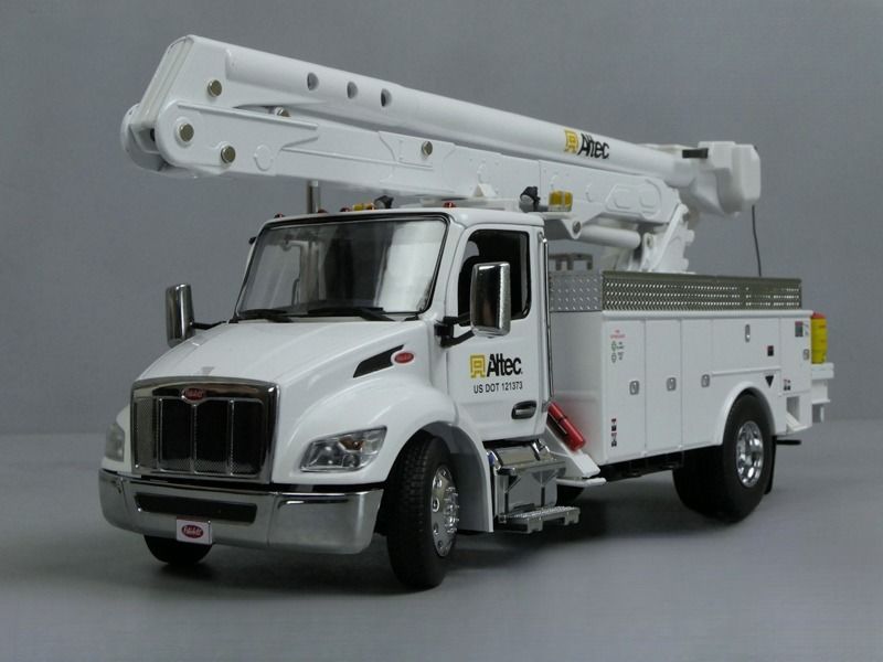 1/32 Peterbilt 536 Avec Plateforme Élévatrice Aérienne Altec AA55 DM Modèle 71105