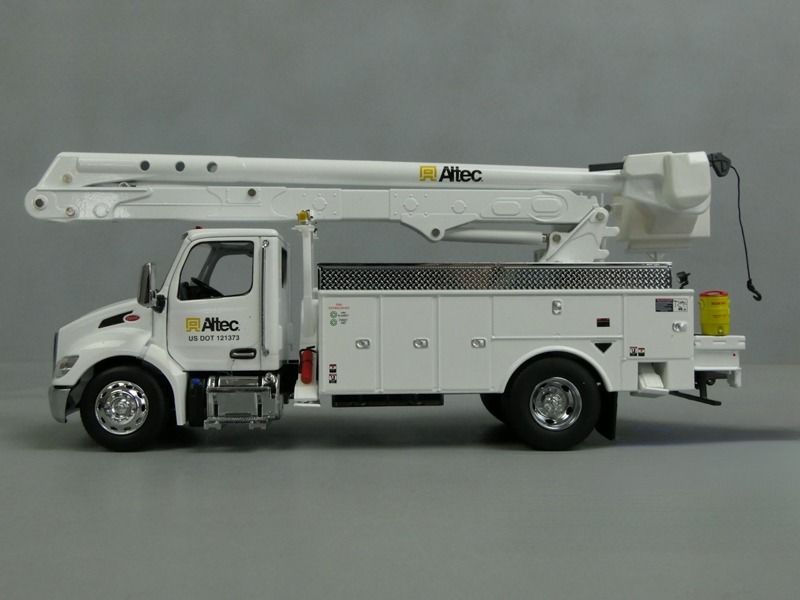 1/32 Peterbilt 536 Avec Plateforme Élévatrice Aérienne Altec AA55 DM Modèle 71105