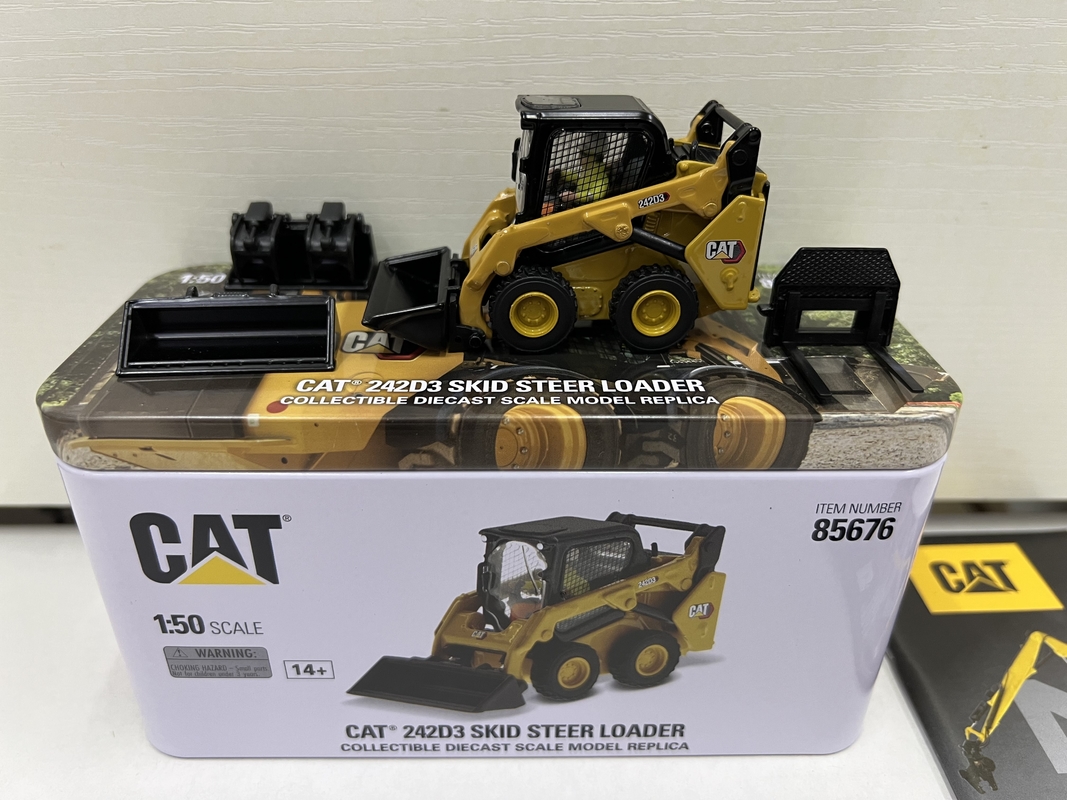 DM 1:50 CAT 242D3 Chargeuse sur pneus compacte Modèle réduit en alliage moulé sous pression 85676 Jouet de collection