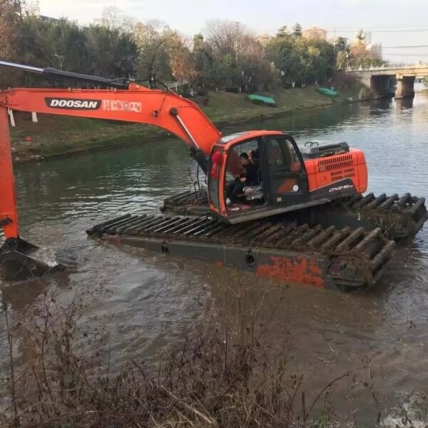 Excavateur amphibie Pontoon flottant sous-vêtement avec chaîne de rampe pour réservoir draguer réservoirs de sable de gravier de sol