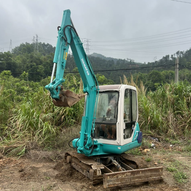 Pelle compacte Komatsu PC30-7 avec cabine Mini-pelle d'occasion de 3 tonnes - Machines Komatsu pour creusement fin, mini-équipement à faible consommation de carburant à vendre